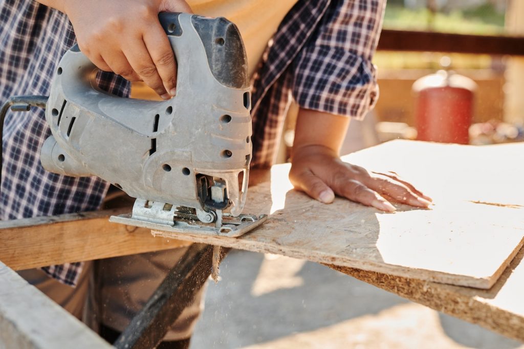 Handwerker bei der Arbeit mit einer Stichsäge