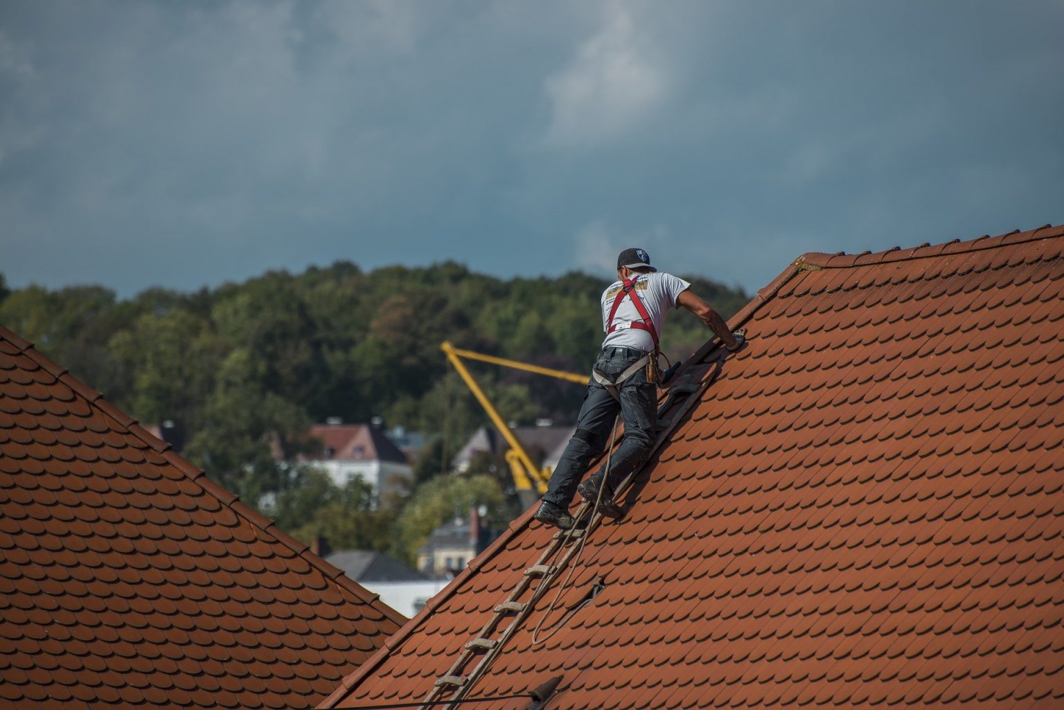 Dachdecker bei der Arbeit auf einem Ziegeldach