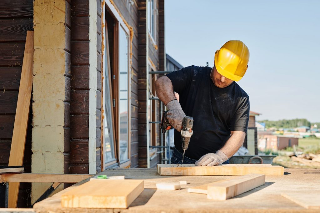Handwerker bei der Arbeit auf einer Dachbaustelle