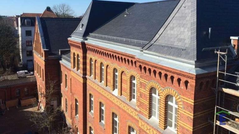 Landgericht Flensburg mit saniertem Schieferdach