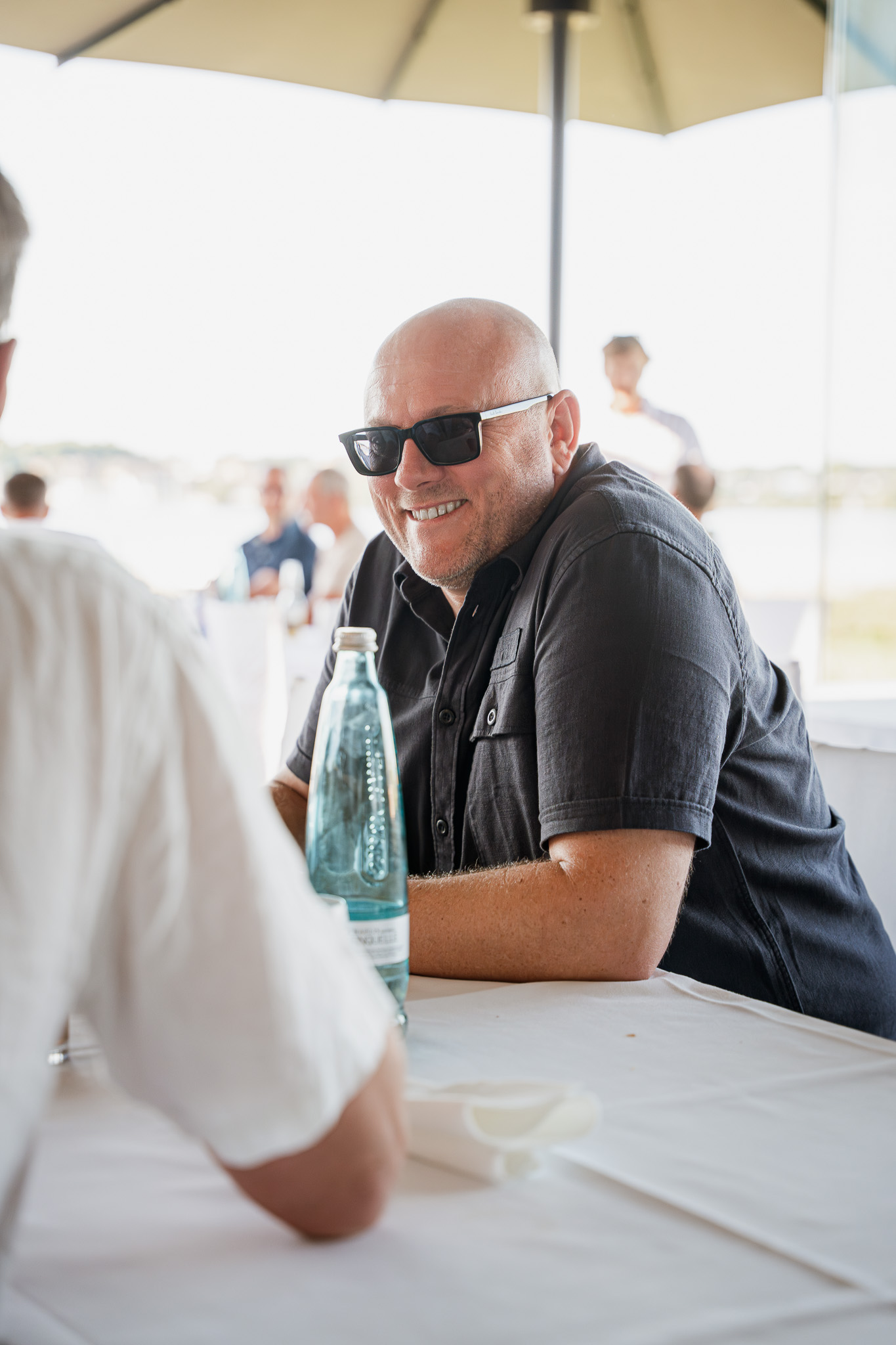 Kollege im Gespräch beim Sommerfest