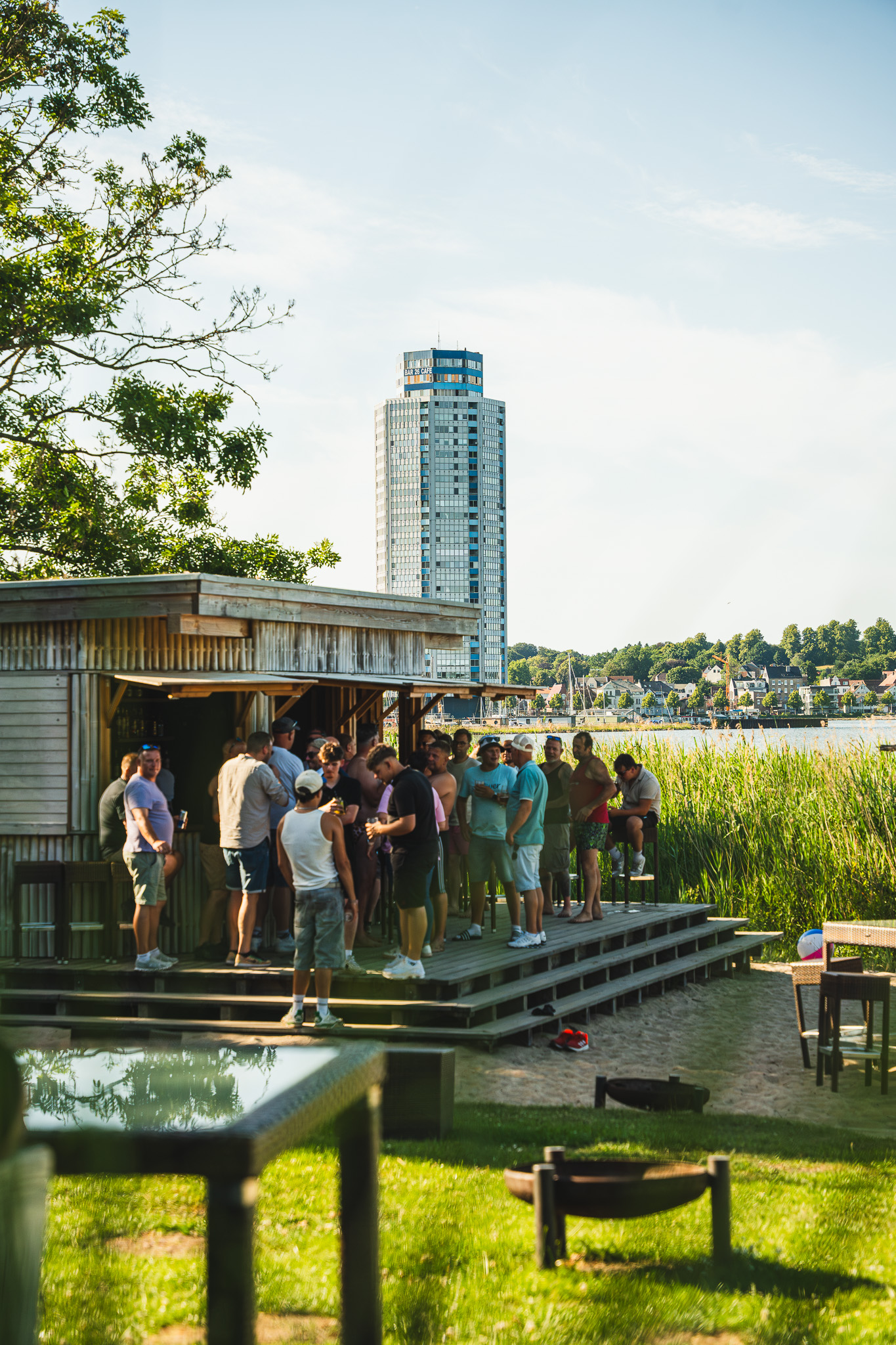 Das Eissing-Team beim gemeinsamen Sommerfest am Wasser